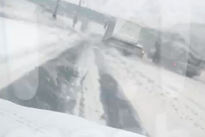 «Танцующий» на МКАД под снегопадом грузовик попал на видео