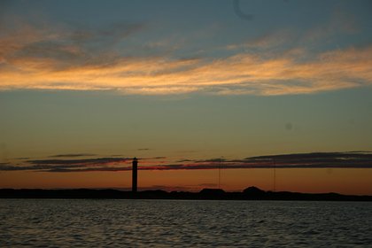 Застрявший во льдах в Охотском море танкер вывели на воду