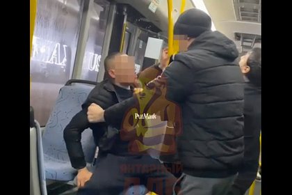 Мигранты толпой избили россиянина в автобусе и попали на видео