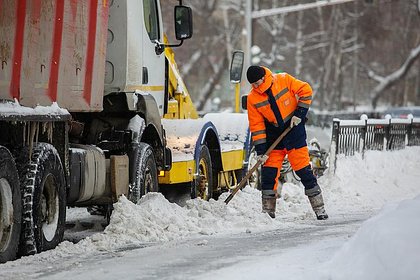 Уборщик снега в российском городе примерз к лопате