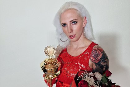 Победительница секс-чемпионата в Швеции показала кубок и рассказала о мечте