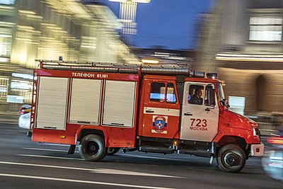 В Москве загорелось здание с хостелом и автосервисом