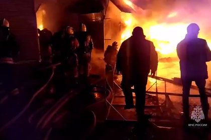 Площадь пожара на вещевом рынке в Ростове-на-Дону выросла втрое