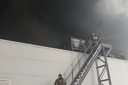 На горящем заводе в Свердловской области произошел взрыв