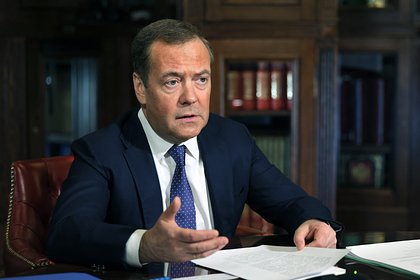 Медведев отреагировал на отмену выборов на Украине фразой «маски сброшены»