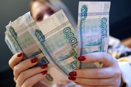 Россияне раскрыли размер своей первой зарплаты