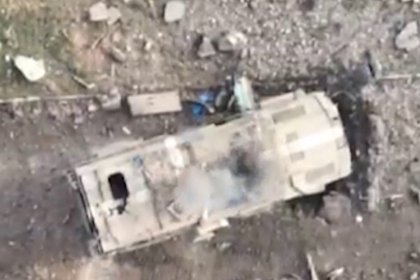 Точное попадание в люк украинского бронеавтомобиля с дрона попало на видео