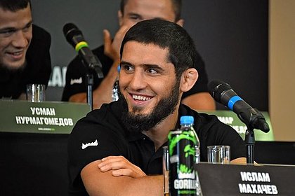 Махачев победил нокаутом и защитил титул чемпиона UFC