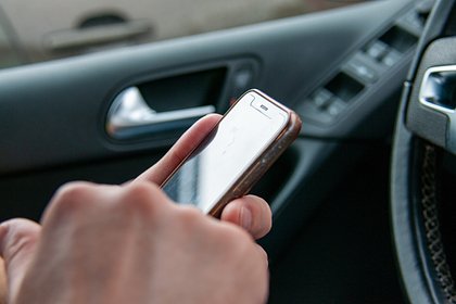 Россиян предупредили о риске кражи данных со смартфона через зарядку в машине