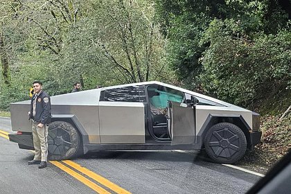 Стало известно о первом ДТП с участием Tesla Cybertruck