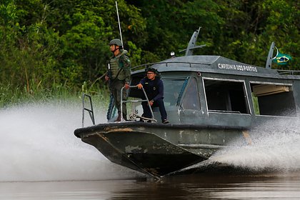 Четверо мужчин привязали себя к рулю грузового корабля и пересекли на нем океан