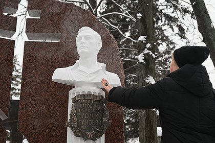 На Новодевичьем кладбище открыли памятник актеру Василию Лановому