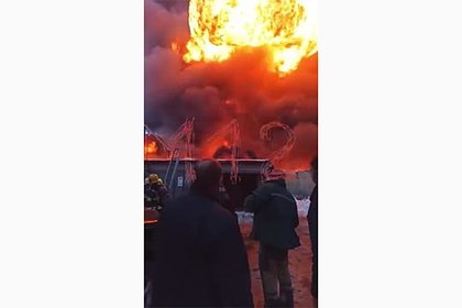 Взрыв баллонов с химикатами при пожаре в Петербурге попал на видео