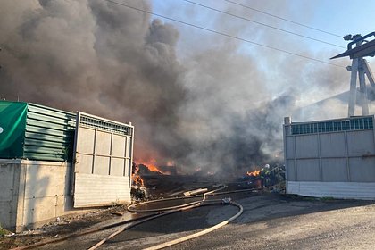 Крупный пожар на российском складе макулатуры локализовали