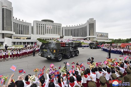 Северокорейские дети подарили военным ракетные комплексы