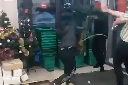 Женщина с новогодней елкой напала на охранников и попала на видео