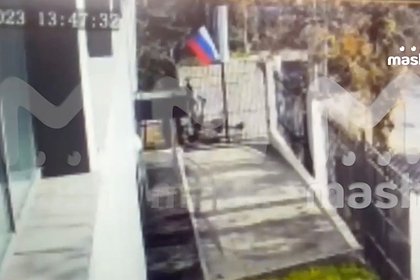 Под Москвой мужчина поджег российский флаг и попал на видео