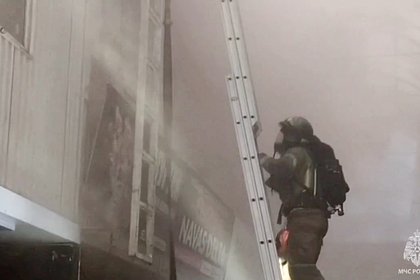 Пожарный сорвался с крыши при тушении огня на рынке «Садовод» в Москве