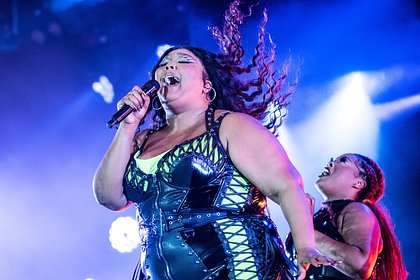 На рэпершу Lizzo подали в суд за домогательства и дискриминацию