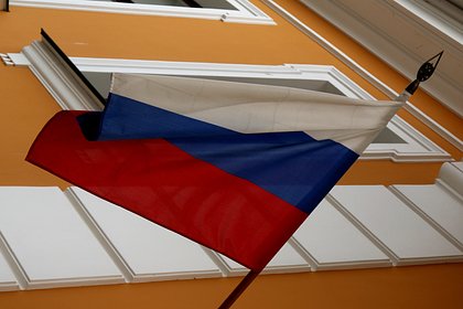 В России школьники упали в обморок во время поднятия государственного флага