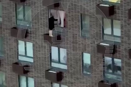 Босая москвичка 40 минут простояла снаружи окна на 13-м этаже и попала на видео
