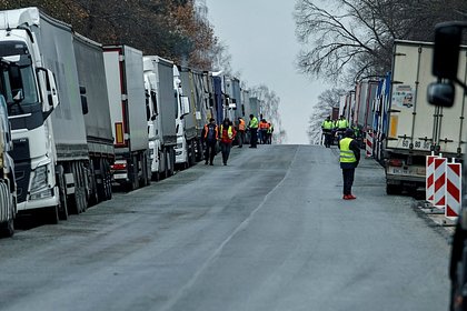 Польша обратилась к Украине из-за ситуации с фурами на границе