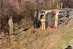 Водителя перевернувшегося в Приморье автобуса проверили на алкоголь