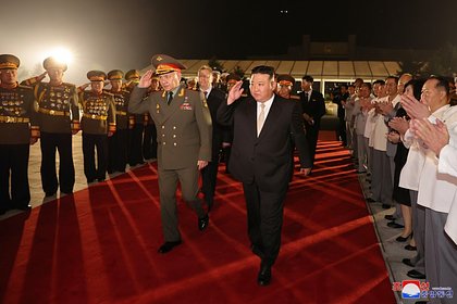 Сергей Шойгу и Ким Чен Ын посетили военный парад в КНДР