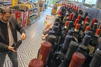 Российской сети магазинов приостановили лицензию на продажу алкоголя