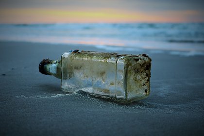 Старый рыбак нашел пересекшее океан послание в бутылке