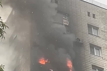 В России охвативший несколько этажей многоэтажки пожар сняли на видео