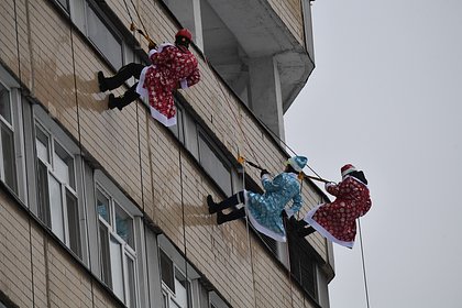 В российском городе альпинист в костюме Деда Мороза упал с 24-го этажа