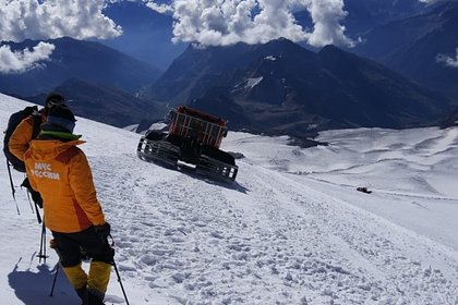 На Эльбрусе спасатели эвакуировали запросивших помощь туристов из Белоруссии