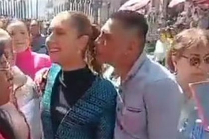 Президента Мексики домогались в прямом эфире